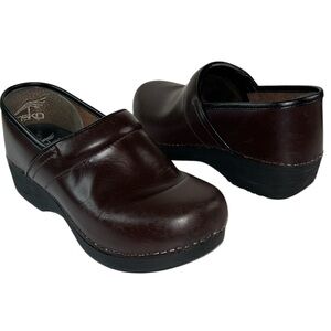Dansko XP 2.0 Brown Waterproof Pull Up Clogs. Size 39